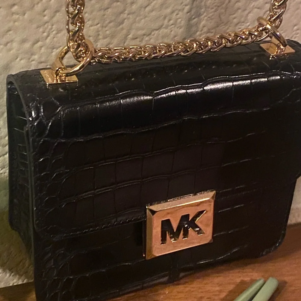 Sold MICHAEL KORS SONIA SMALL SHOULDER CROSSBODY BAG BLACK LEATHER GOLD NEW - Picture 10 of 16